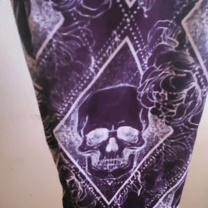 Full-size skull leggings. TC